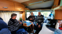 's Middags, aan de koffie in de camper van Peter en Lidy.