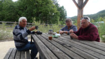 Koffie aan een reuzen-picknickset.