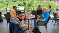 Alweer lunchen op een terrasje. Mooi uitzicht!