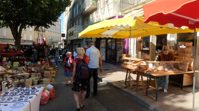 In alle straatjes, pleinen e.d. is het markt.