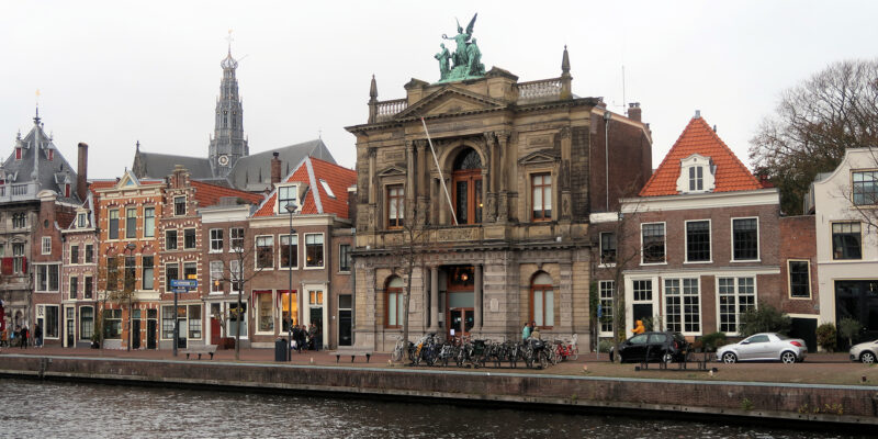De indrukwekkende voorgevel van Tylers Museum aan de Spaarn in Haarlem.