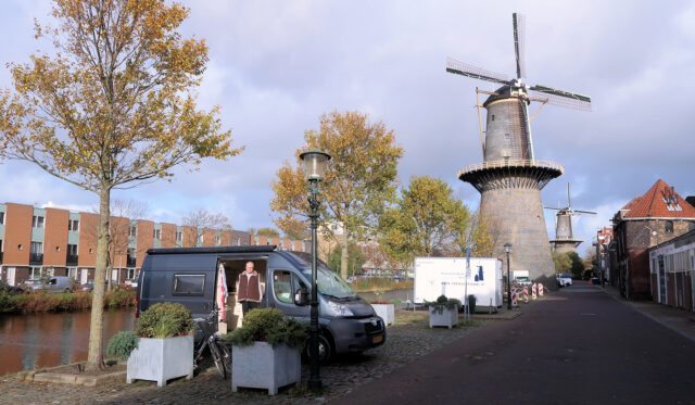 De camperplaats aan de Noordvest. Op de achtergrond 2 van de 3 molens in het centrum van Schiedam.