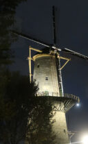 De molen, uitgelicht bij avond.