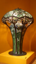 Een Tiffany schemerlamp.