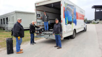 Todd, Peter, Bill en ik met het uitladen van de truck.