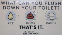 Deze mededelingen van de gemeente Orlando vind je op veel toiletten...