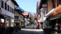 Rustige winkelstraten in Oberstdorf, nu het skiseizoen voorbij is.