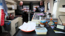 Lunchen bij ons in de camper.