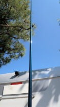 De hengel met antennedraad achter tegen de camper.