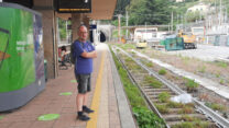 Wachten op de trein in Levanto.