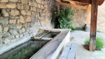 De (eeuwen)oude wasplaats, zoals er nog zoveel zijn in Frankrijk.