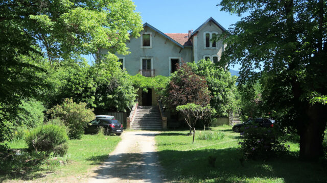 Deze villa aan het dorpsplein in Rémuzat stond jarenlang te koop...