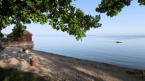 Het strand van de camping in Fischbach aan de Bodensee.