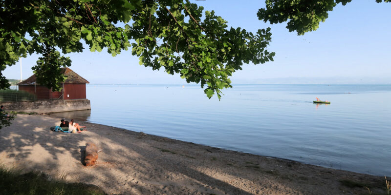 Het strand van de camping in Fischbach aan de Bodensee.