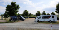 De lange camper van Peter en Lidy rechts, wij staan links bij de boom.