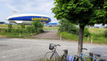 Uitzicht op het naastgelegen vliegveld met échte zeppelins.