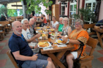 Uit eten met zijn allen. V.l.n.r. Ton, Peter, Femma, Aloys, Jenny, Dick, Thea en Lidy.