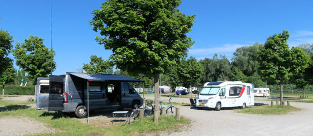 De camperplaats oogt al aardig leeg...