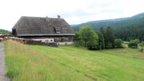 Typische Schwarzwalder boerderij met een ingang vanaf de weg naar de hooizolder.