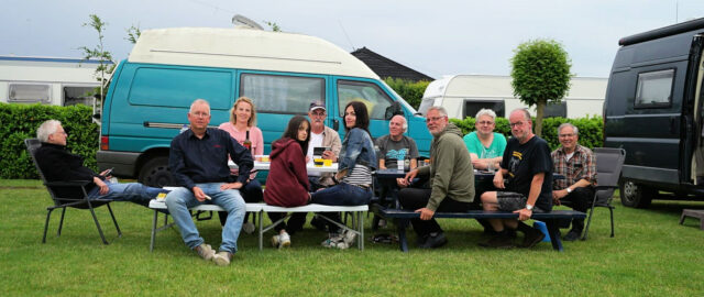 Een deel van de groep aan de koffie. Van links naar rechts: Femma, Arbo, Janita, Yanna (uit de Oekraïne), Gerrit, Nataliia (Janna's moeder), Jan-Reint, Hans, Joeri, Aloys en Rob.