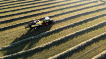 Gras erin, geperste pakken van 500-700kg(!) er weer uit...