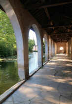 Een lavoir direct aan de rivier.