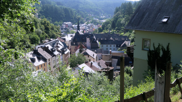 Het stadje Vianden in het dal van de Our.