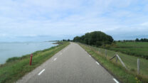 Over de dijk langs de voormalige Zuiderzee.