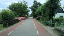Het dorpje Schellinkhout, vlak voor Hoorn, ligt er prachtig bij, zo groen.