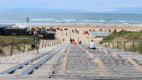 Trappen af naar het strand en de strandpaviljoens.