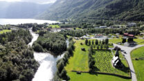 Hier is het staafkerkje beter te zien. Op de achtergrond het Røldalsvatnet, een (zoetwater)meer, geen fjord.