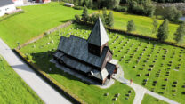 Het staafkerkje vanaf een hoogte van 30-40 meter. Zouden die mensen de drone gehoord hebben?