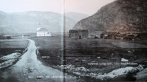 Het dorp in 1875. Opvallend op dit soort foto's is hoe onaantrekkelijk het landschap eruit ziet...