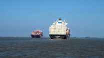 Nee, geen aanvaring... Het linker schip komt uit China, de rechter uit Hongkong. 