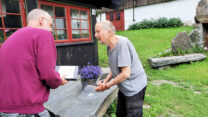 De auteur Torgeir T. Garmo gaat het boek voor Wietse signeren.