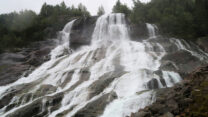 Een mooie, brede waterval. Eén van de velen, in Noorwegen.