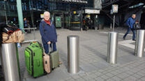 Aangekomen op Schiphol, wachtend op de shuttle naar het hotel.