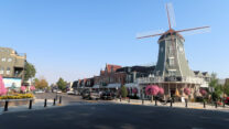 Een hollandse molen in de hoofdstraat van Lynden.