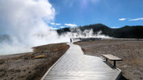 Links de grootste hotspring ter wereld.