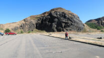 De parkeerplaats was vroeger een afgraving. Femma kijkt naar basalt, gestolde lava.