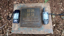 De gedenksteen, geflankeerd door onze oudste GPS (links, 2002) en de huidige (2009).