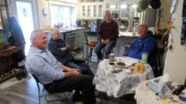 Aan de koffie, v.l.n.r. Robert, Femma, Peters' vader en Peter.