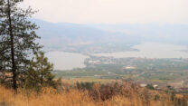 Uitzicht over het dal van Osoyoos en het Osoyoos meer.