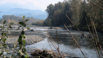 Langs de rivier wordt veel gevist op zalm.