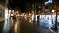 De winkelstraat in Goch aan het begin van de avond.