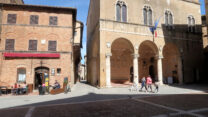 Het grote plein bij de kathedraal in Pienza.