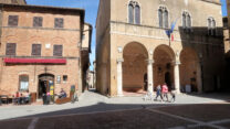 Het grote plein bij de kathedraal in Pienza.