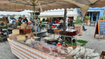 Terrasjes worden druk bezocht op de markt.