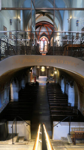 De kerk met de boven- en benedenverdieping.