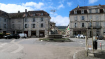 Het plein in Arbois, op een terrasje drinken we koffie met een warme mini-quiche.